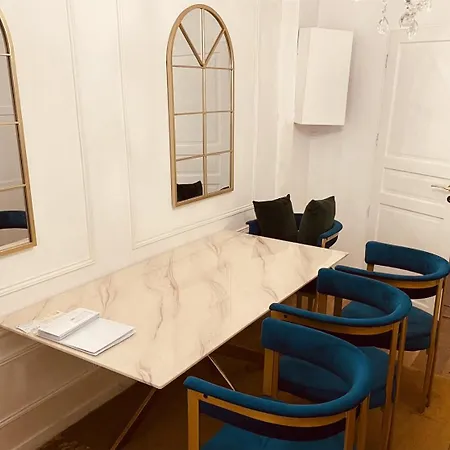 Charming Chateau City Center Versailles