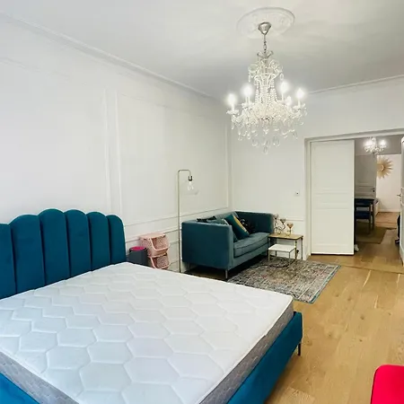 Charming Chateau City Center Versailles