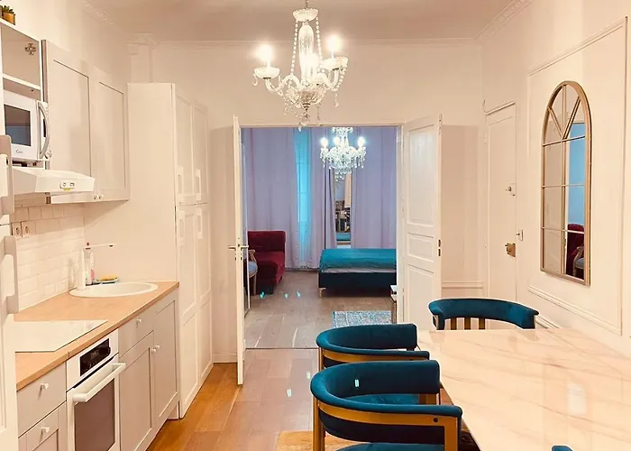 Charming Chateau City Center דירה *